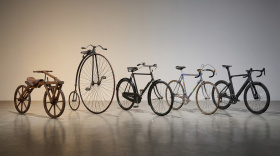 Эволюция велосипедов от 1817 до 2026 года - деревянная дрезина, пенни-фартинг, классический роудстер и современный карбоновый велосипед Эволюция велосипедов от 1817 до 2026 года - деревянная дрезина, пенни-фартинг, классический роудстер и современный карбоновый велосипед